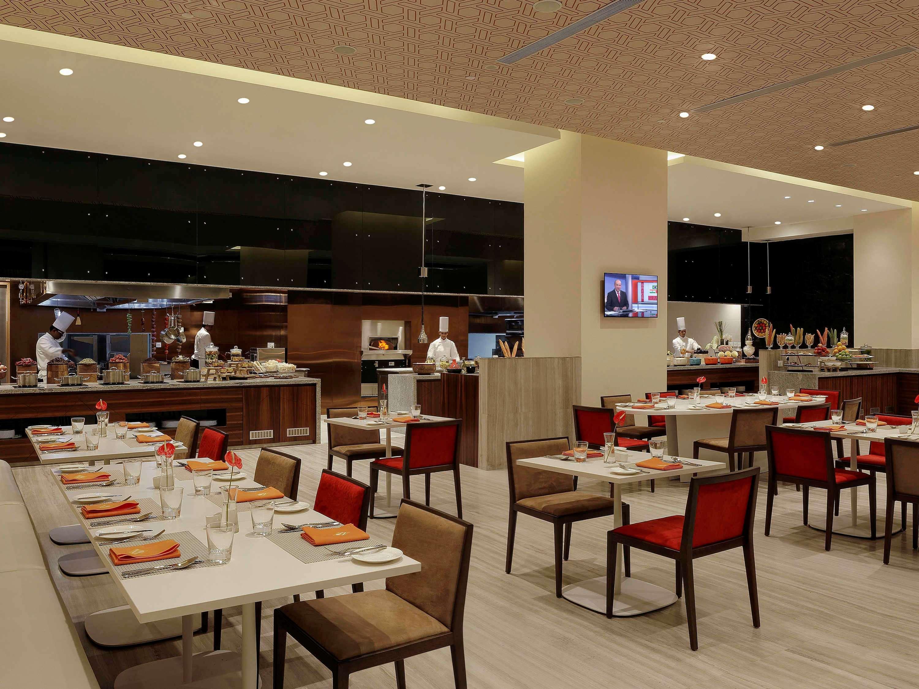Novotel Chennai Sipcot Exterior foto The restaurant