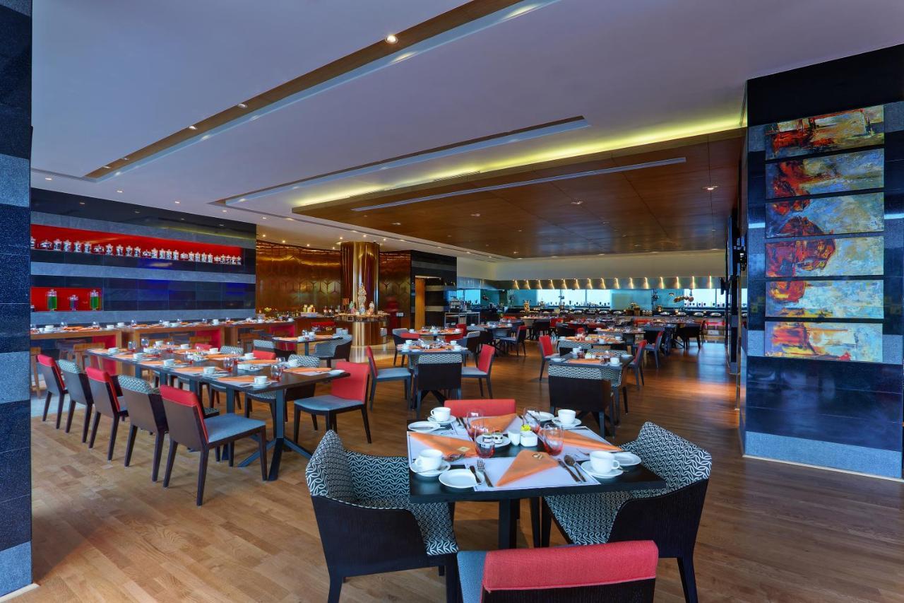 Novotel Chennai Sipcot Exterior foto The interior of the restaurant