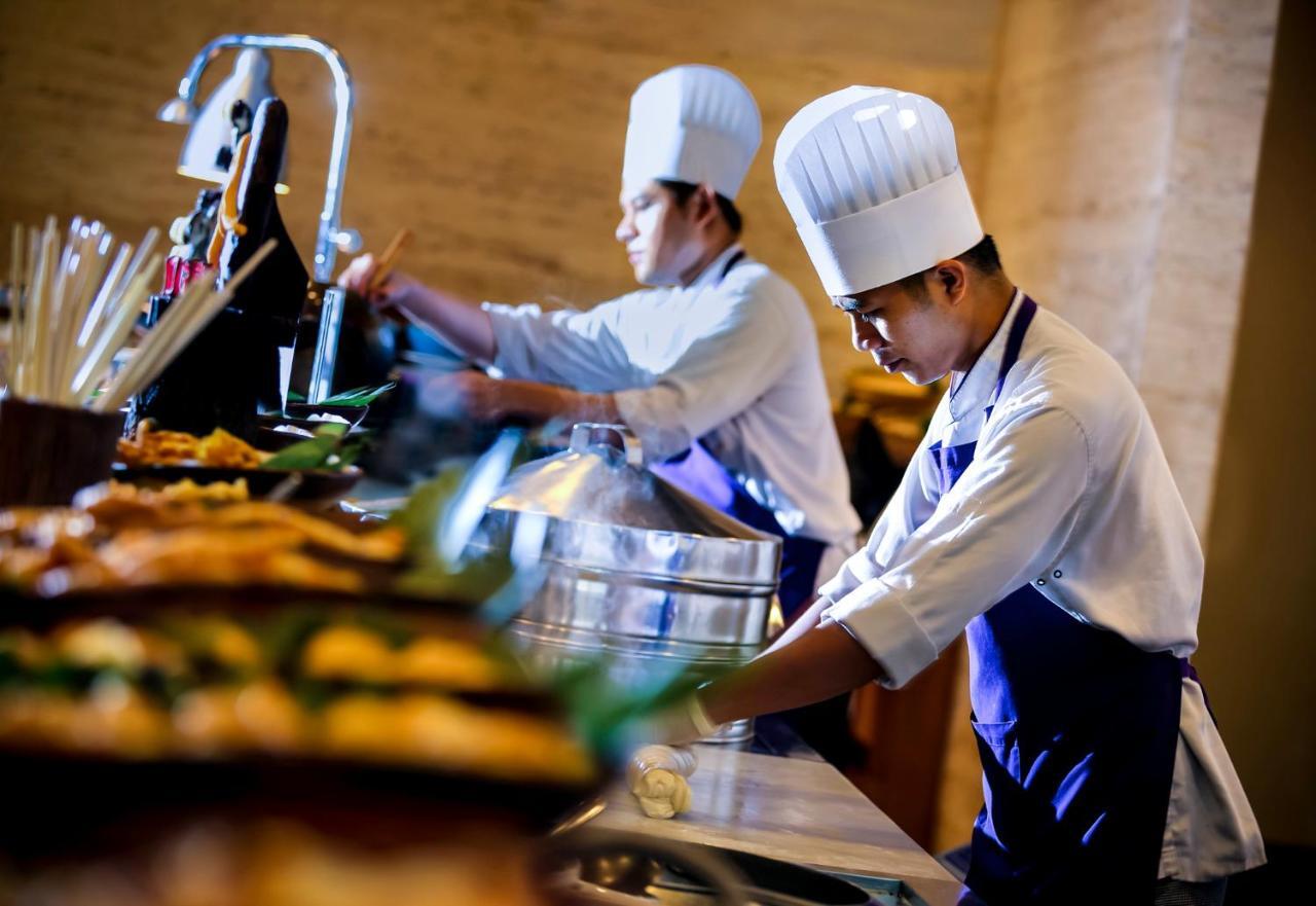 Novotel Chennai Sipcot Exterior foto A chef at work